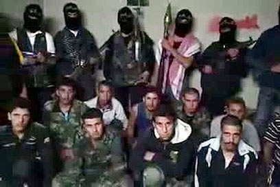 לוחמים של צבא סוריה החופשי מחזיקים בחיילים (צילום: AFP) (צילום: AFP)