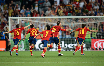 הם בגמר! שחקני ספרד חוגגים את השער המכריע בדו-קרב הפנדלים (צילום: AFP) (צילום: AFP)