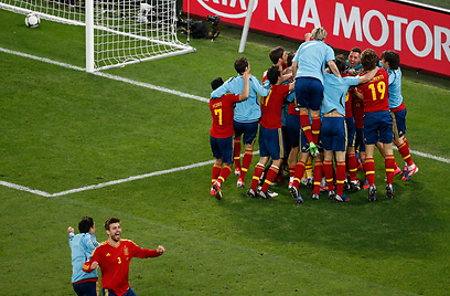 הנבחרת הספרדית חוגגת. מחוברים 2 (צילום: AP) (צילום: AP)