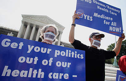 "הוציאו את הפוליטיקה מרפורמת הבריאות". תומכי הרפורמה מול בית המשפט העליון (צילום: רויטרס) (צילום: רויטרס)