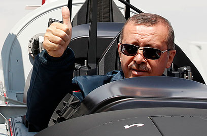 שולח מסר לאסד? ארדואן בתוך מטוס קרב תוצרת טורקיה (צילום: רויטרס) (צילום: רויטרס)