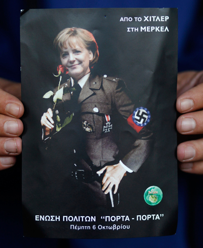 מרקל במדים נאציים על גלויה ביוון (צילום: רויטרס) (צילום: רויטרס)