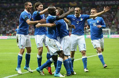 הנבחרת האיטלקית חוגגת. מחוברים 1 (צילום: getty image bank) (צילום: getty image bank)