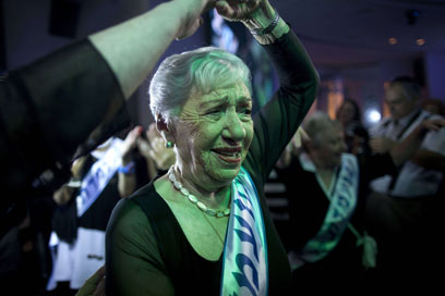 לא זכתה בתואר, אבל זכתה בחוויה. מניה הרמן, בת 87 (צילום: AFP) (צילום: AFP)