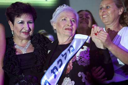 זכרונות, בדיחות והרבה גאווה. הזוכה, חוה הרשקוביץ  (צילום: AFP) (צילום: AFP)
