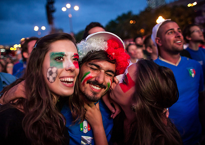 אוהדי נבחרת איטליה. גם בתום הגמר הם יחייכו? (צילום: AFP) (צילום: AFP)