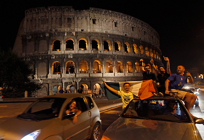 גם בקוליסאום מרוצים. אוהדי נבחרת איטליה (צילום: AP) (צילום: AP)