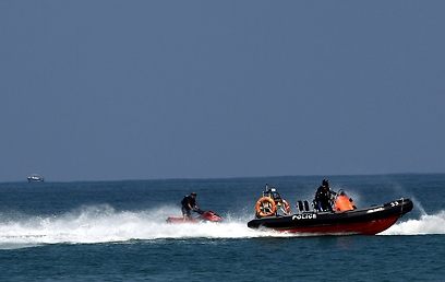 כוחות החילוץ, היום בחוף אשדוד (צילום: אבי רוקח) (צילום: אבי רוקח)