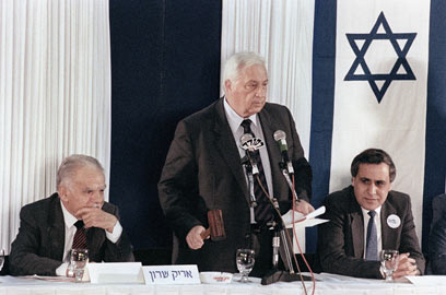 שמיר, שרון וקצב, 1990 (צילום: AFP) (צילום: AFP)