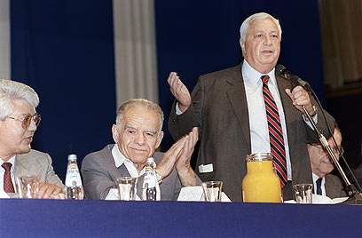 שמיר עם דוד לוי ואריאל שרון, 1990 (צילום: AFP) (צילום: AFP)