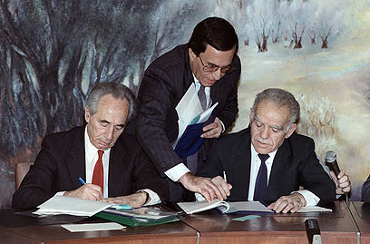 שמיר ופרס חותמים על הסכם האחדות, 1988 (צילום: AFP) (צילום: AFP)