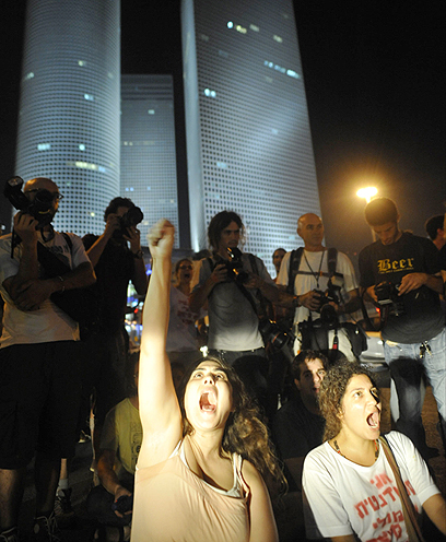 מפגינים מתועדים, אמש בתל אביב (צילום: בני דויטש) (צילום: בני דויטש)