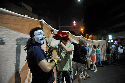 מפגינים בתל אביב, אמש. רפורמיסטים או מהפכנים? (צילום: בני דויטש) (צילום: בני דויטש)