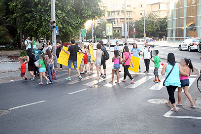חלק מהמפגינים חסמו לזמן קצר את הרחובות הסמוכים. תל-אביב, הערב (צילום: מוטי קמחי) (צילום: מוטי קמחי)
