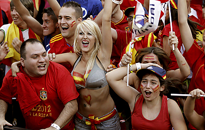 אוהדים ספרדים לא מאמינים. מושלמת (צילום: EPA) (צילום: EPA)