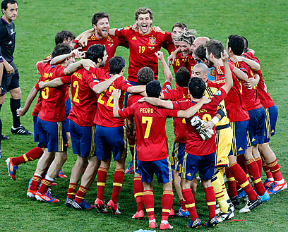 ספרד חוגגת זכייה ביורו. "היא צעד אחד לפני כל הכדורגל העולמי" (צילום: EPA) (צילום: EPA)