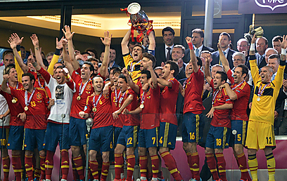 ספרד הניפה את התואר השלישי ברציפות ועשתה היסטוריה (צילום: AFP) (צילום: AFP)
