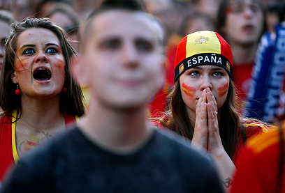 אוהדות ספרדיות בעוד רגע מותח בגמר (צילום: EPA) (צילום: EPA)