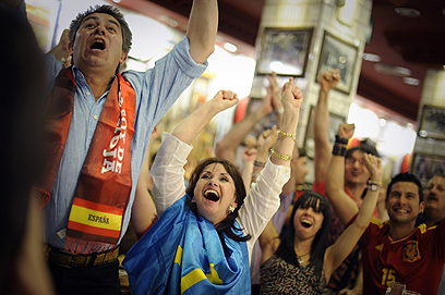 ספרד מבקיעה עוד שער, מדריד צוהלת (צילום: EPA) (צילום: EPA)
