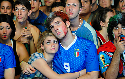 האוהדים האיטלקים מאוכזבים ועצובים במהלך הגמר. נתראה בברזיל (צילום: AP) (צילום: AP)