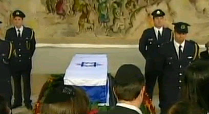 ארונו של יצחק שמיר ברחבת הכנסת (צילום: ערוץ הכנסת, ערוץ 99)