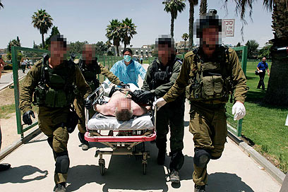 הובלת הפצועים לבית החולים סורוקה, היום (צילום: אליעד לוי) (צילום: אליעד לוי)