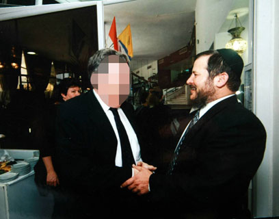 לופוליאנסקי (מימין) עם עד המדינה. מכירה פומבית (צילום רפרודוקציה: מוטי קמחי) (צילום רפרודוקציה: מוטי קמחי)