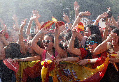 גם החום הכבד לא מנע מהאוהדים הספרדים לצאת לרחוב ולחגוג (צילום: רויטרס) (צילום: רויטרס)