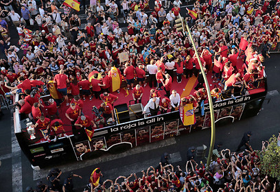 החגיגות של נבחרת ספרד אחרי הזכייה ביורו 2012 (צילום: AFP) (צילום: AFP)