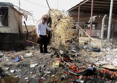 זירת אחד הפיגועים בעיראק, היום (צילום: EPA) (צילום: EPA)