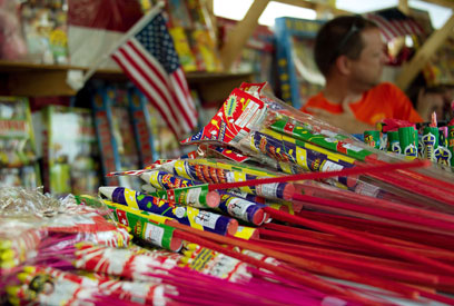 דוכן למכירת דגלים אמריקניים בוושינגטון (צילום: AFP) (צילום: AFP)