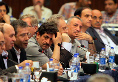 מתוסכלים. דיוני הפלגים המתנגדים לאסד בקהיר (צילום: AP) (צילום: AP)