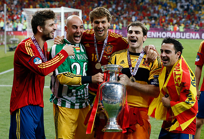 ספרד חוגגת כל הדרך לגביע ביורו 2012. הקשר לבארסה הדוק (צילום: AP) (צילום: AP)