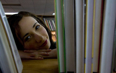 דינה סנדרסון בין הספרים ב"הספרייה" (מתוך הסרט) (מתוך הסרט)