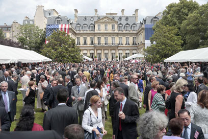 וזו כבר החגיגה האמריקנית בשגרירות בפריז (צילום: AFP) (צילום: AFP)
