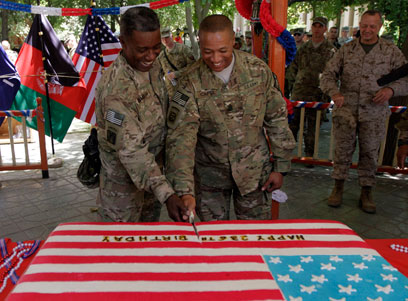 וכבוד מיוחד נשמר לחיילים הרחק מעבר לים - באפגניסטן (צילום: רויטרס) (צילום: רויטרס)