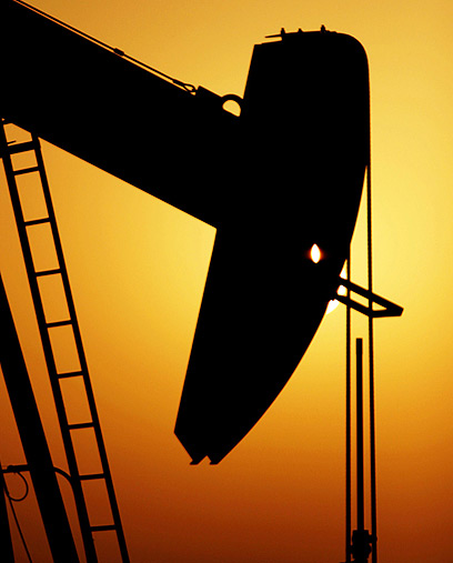 משאבת נפט בבחריין. מדינות המפרץ מסייעות ללחץ (צילום: AP) (צילום: AP)