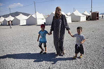 האו"ם יקים להם מחנות בגבולות ארצם? פליטים סורים בטורקיה (צילום: EPA) (צילום: EPA)