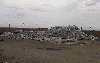 יריעות פלסטיק מושלכות בשטח פתוח (צילום: המשרד להגנת הסביבה) (צילום: המשרד להגנת הסביבה)