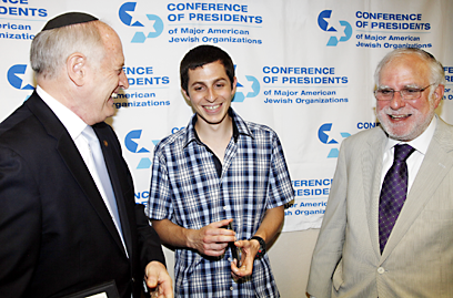 גלעד שליט במשרדי ועידת הנשיאים של הקהילות היהודיות עם ריצ'רד סטון ומלקום הונליין (צילום: דיוויד קארפ) ()