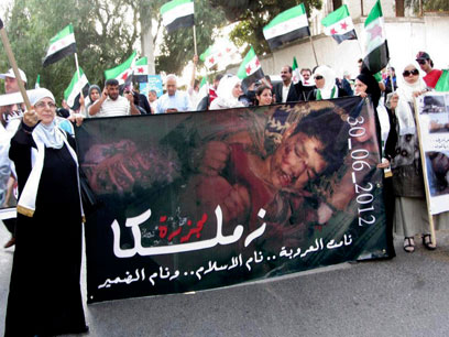 הפגנה נגד אסד בפרברי דמשק (צילום: AP) (צילום: AP)