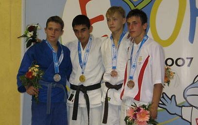 ארשנסקי (משמאל), כבר זכה לעמוד על הפודיום באולימפיאדת הנוער האירופית (באדיבות הוועד האולימפי) (באדיבות הוועד האולימפי)