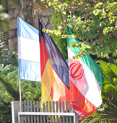 דגל איראן לצד דגלי גרמניה וארגנטינה ()