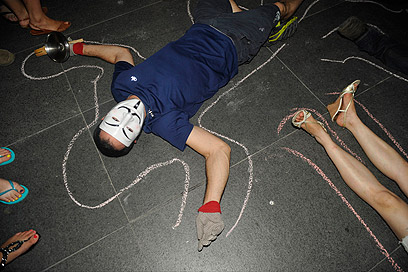 מדמים זירת רצח בשדרות רוטשילד (צילום: בני דויטש) (צילום: בני דויטש)
