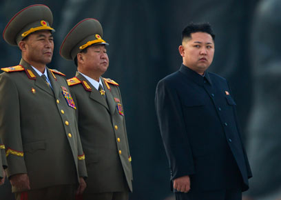 מנהיג צפון קוריאה קים ג'ונג און עם מפקדי הצבא                      (צילום: AP) (צילום: AP)