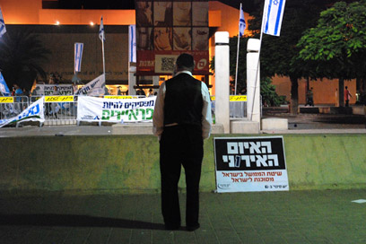אחרי ההפגנה, אמש בתל-אביב (צילום: חזי הולצמן) (צילום: חזי הולצמן)