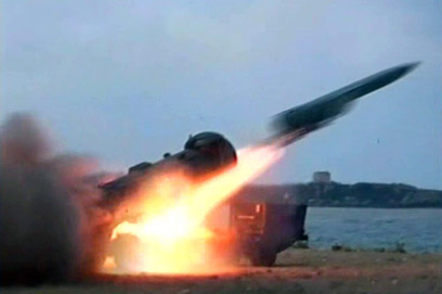 צבא סוריה מתרגל שיגור טילים (צילום: EPA) (צילום: EPA)