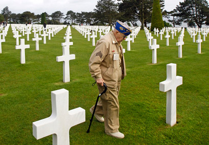 עשרות מיליוני בני אדם נהרגו בשתי מלחמות העולם. בית קברות בצרפת (צילום: AP) (צילום: AP)