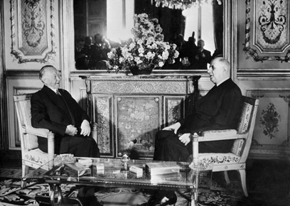 הפגישה שהובילה לפיוס הפרנקו-גרמני. דה גול (מימין) ואדנאואר ב-1962 (צילום: AFP) (צילום: AFP)