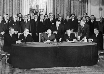 רגע הפיוס. צרפת וגרמניה חותמות על אמנה לשיתוף פעולה, 1963 (צילום: AFP) (צילום: AFP)